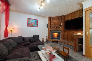 Fernseher, Kamin, Tischtennisplatte