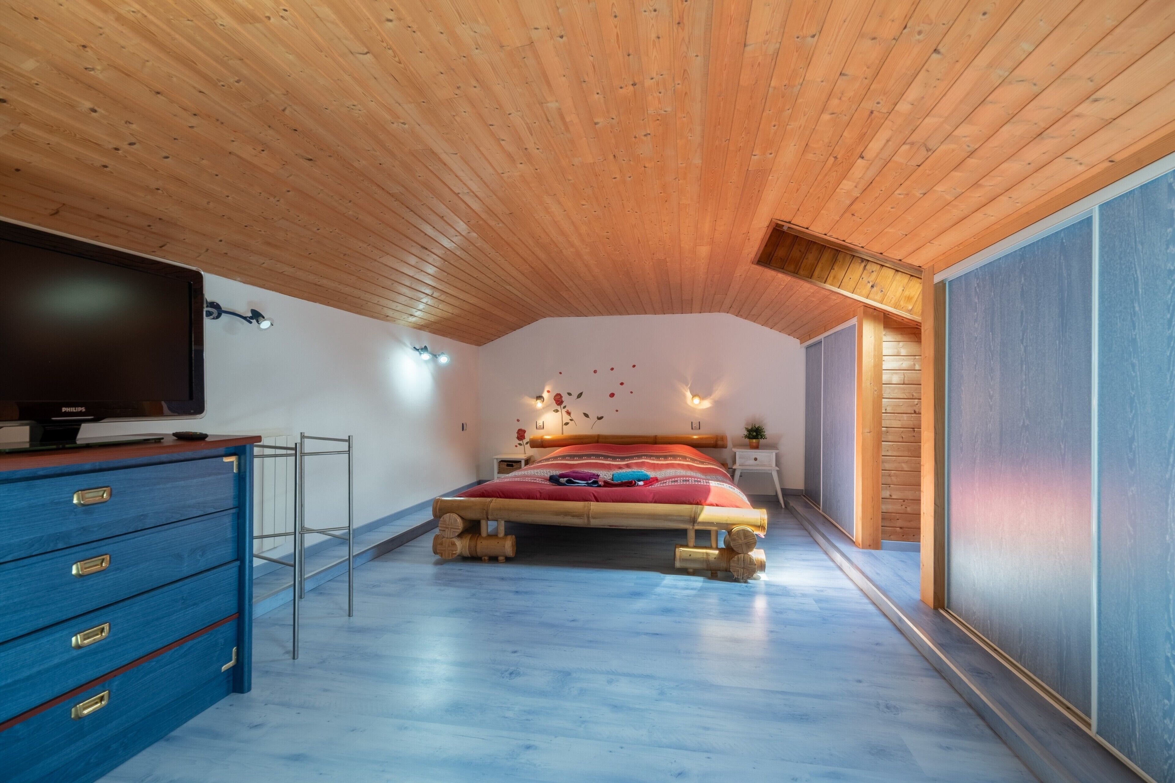 4 habitaciones, tabla de planchar con plancha, wifi y ropa de cama 