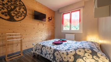4 bedrooms, iron/ironing board, WiFi, bed sheets
