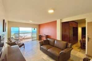 Living area - Beachfront Apartment with Spectacular Views (Guarapari)