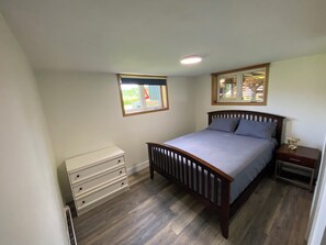 Free WiFi, bed sheets - Quiet Waterfront Cottage w/ Hot Tub (Meductic)