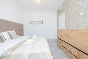 2 bedrooms, iron/ironing board, WiFi, bed sheets