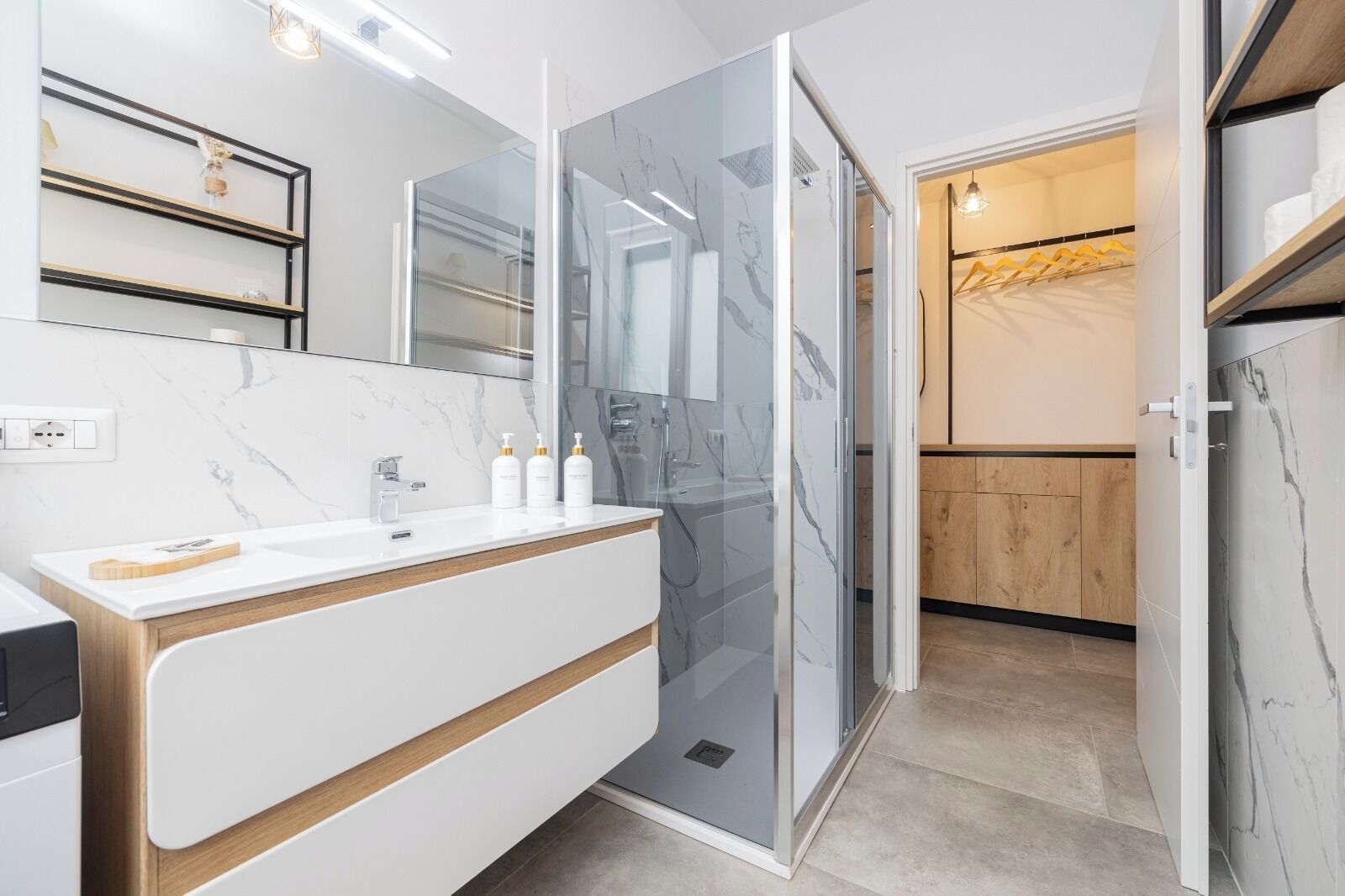 Ducha, secador de pelo, bidet, toallas