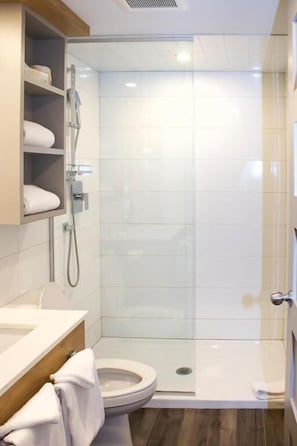 Máy sấy tóc, khăn tắm 