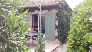 Outdoor dining - Charming Mazet in Secure Residence with Pool Near Alpilles and Town Center (Saint-Rémy-de-Provence)