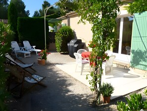 Outdoor dining - Charming Mazet in Secure Residence with Pool near Alpilles and Town Center (Saint-Rémy-de-Provence)
