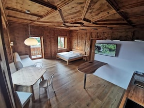 Suite Deluxe, balcon, vue montagne | Coin séjour