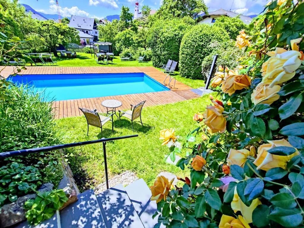 En säsongsöppen utomhuspool