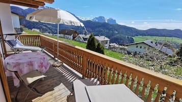 Apartment, Balcony, Mountain View | Outdoor dining
