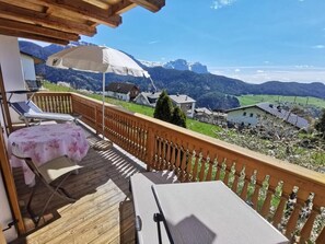 Appartement, balcon, vue montagne | Restauration extérieure