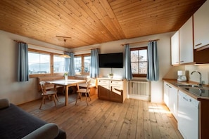Appartement, balcon, vue montagne | Intérieur