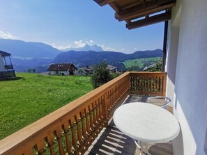 Appartement, balcon, vue montagne | Enceinte de lâhĂ©bergement