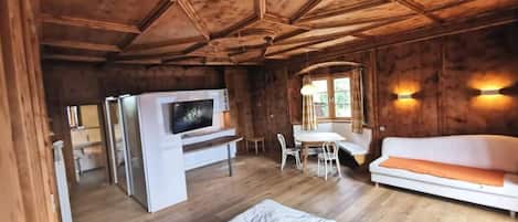 Deluxe Suite, Balcony, Mountain View | Living area