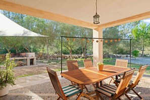 Outdoor dining - Exclusive Villa in Mallorca for 12 Guests: Pool, Garden & Jacuzzi (Illes Balears)