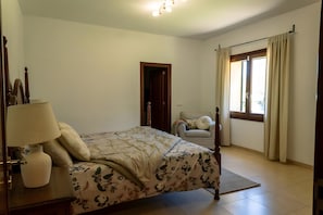Room - Exclusive Villa in Mallorca for 12 Guests: Pool, Garden & Jacuzzi (Illes Balears)