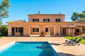 Pool - Exclusive Villa in Mallorca for 12 Guests: Pool, Garden & Jacuzzi (Illes Balears)