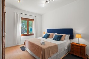 7 bedrooms, iron/ironing board, WiFi, bed sheets - Exclusive Villa in Mallorca for 12 Guests: Pool, Garden & Jacuzzi (Illes Balears)