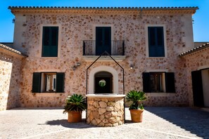 Exterior - Exclusive Villa in Mallorca for 12 Guests: Pool, Garden & Jacuzzi (Illes Balears)