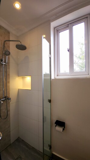 Shower, towels, soap, toilet paper - COZY URBAN STUDIO IN GACURIRO WITH SCENIC BALCONY (Kigali)