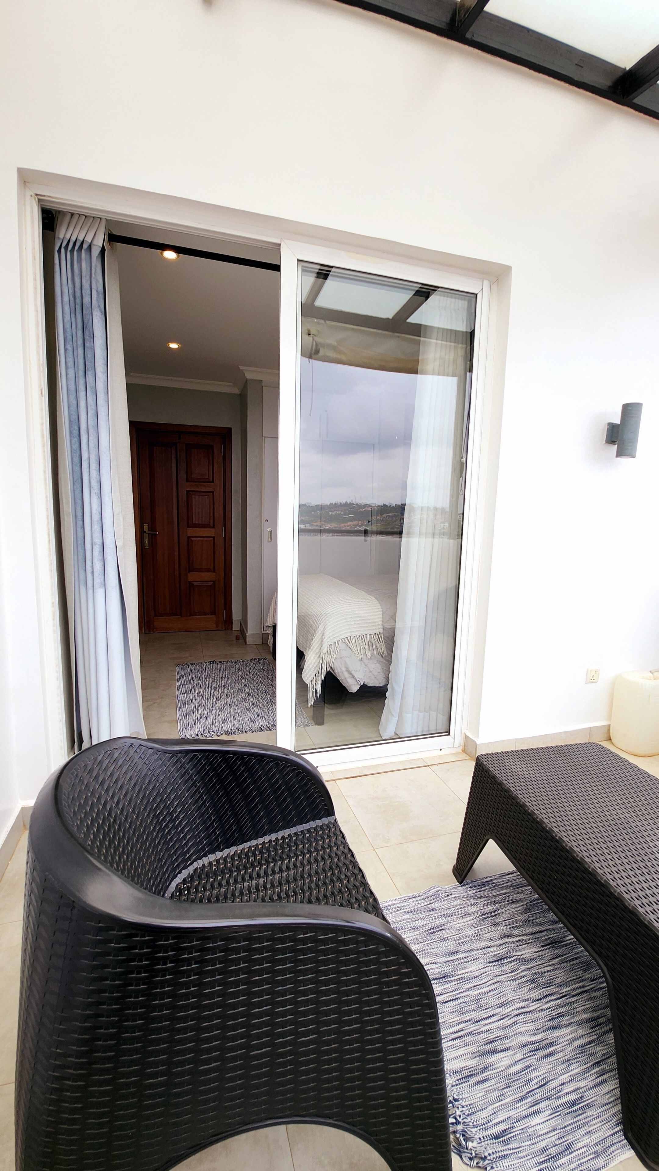 Silitysrauta/-lauta, Wi-Fi, vuodevaatteet