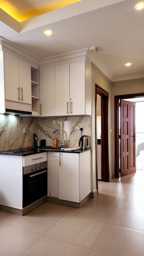 Kühlschrank, Mikrowelle, Ofen, Herdplatte