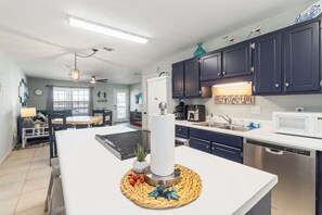 Private kitchen - Wendwood Condo II | Public Beach Access | 2BR 2BA Sleeps 6 | PCB (Panama City Beach)
