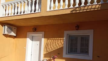 Habitación Confort, patio | Restaurante al aire libre