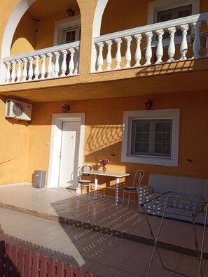 Habitación Confort, patio | Restaurante al aire libre