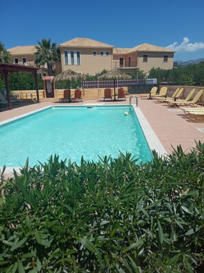 Una piscina al aire libre de temporada