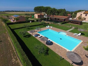 Seasonal outdoor pool, pool umbrellas, sun loungers - AGRITURISMO ISOLOTTO (Piombino)