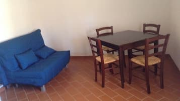 Appartamento Standard, patio, vista giardino | Area soggiorno