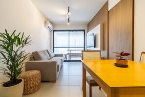 Apartment | Living area | 52-inch Smart TV with digital channels - APTO Próximo à Praia | Varanda Gourmet | Climatizado | San Martin | Destino BSM 203A (Barra de São Miguel)