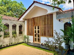 Vila família, 2 quartos, vista para o jardim | Fachada