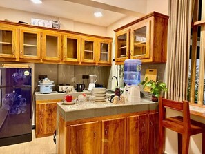 Vila família, 2 quartos, vista para o jardim | Cozinha privada | Cadeirão de bebê