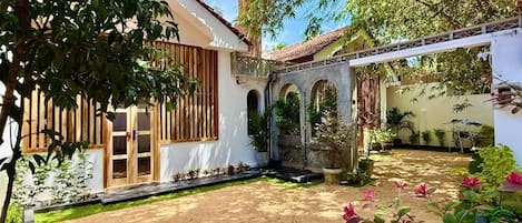 Villa Familiale, 2 chambres, vue jardin | Enceinte de lâhĂ©bergement