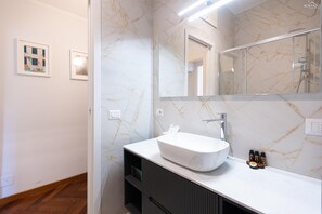 Shower, jetted bath, hair dryer, bidet - Vittoria RiR Collection (Rome)
