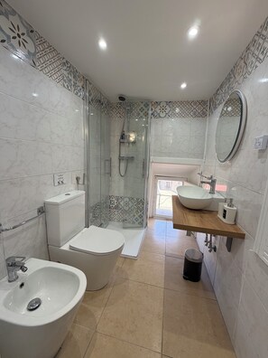 Secadora de cabello, bidet, toallas, jabón 