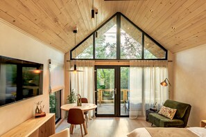 Cabaña superior, 1 habitación, Aire acondicionado, vistas al patio | Ropa de cama de alta calidad y colchones viscoelásticos
