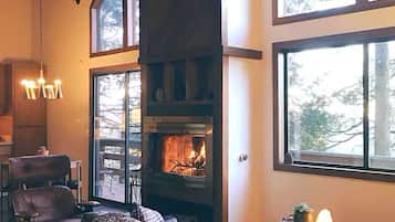 Smart TV, fireplace, books, stereo