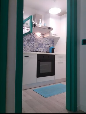 Frigorifero, forno, piano cottura, macchina per tè/caffè