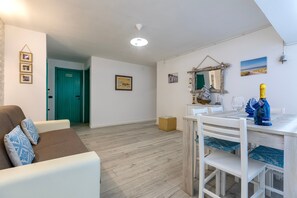 TV - 'La Sorrera De Mar Casa Vacanze' Apartment with Shared Garden and Air Conditioning (Alghero)