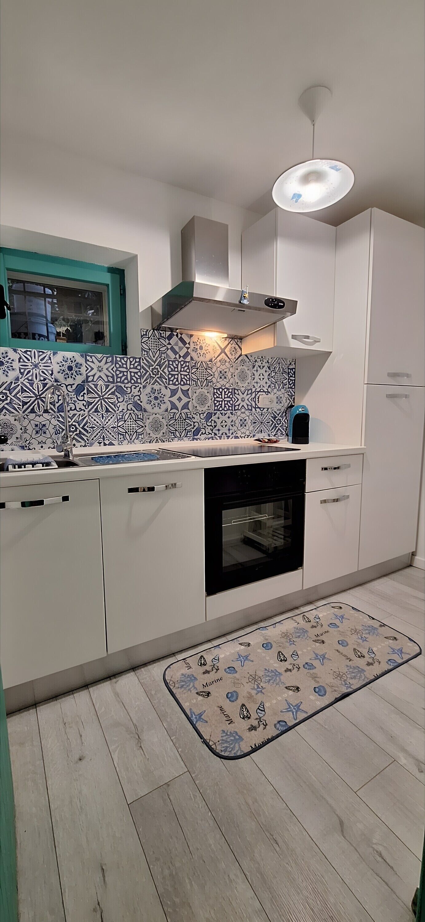 Kjøleskap, ovn, kokeplater og kaffetrakter/tekoker