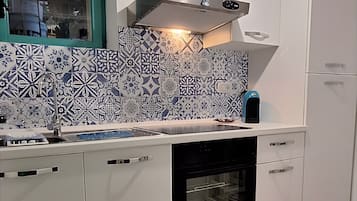 Kjøleskap, ovn, kokeplater og kaffetrakter/tekoker