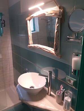 Douche, sèche-cheveux, serviettes fournies