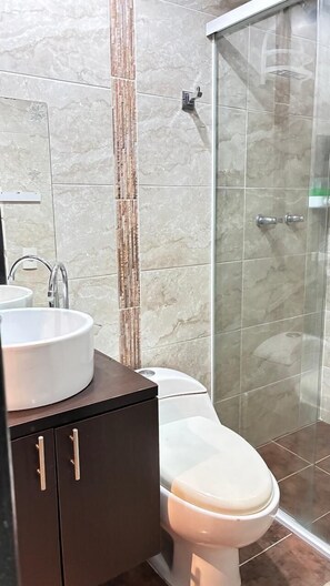 Shower, hair dryer, towels, soap - Casa laureles, near the stadium (Medellín)