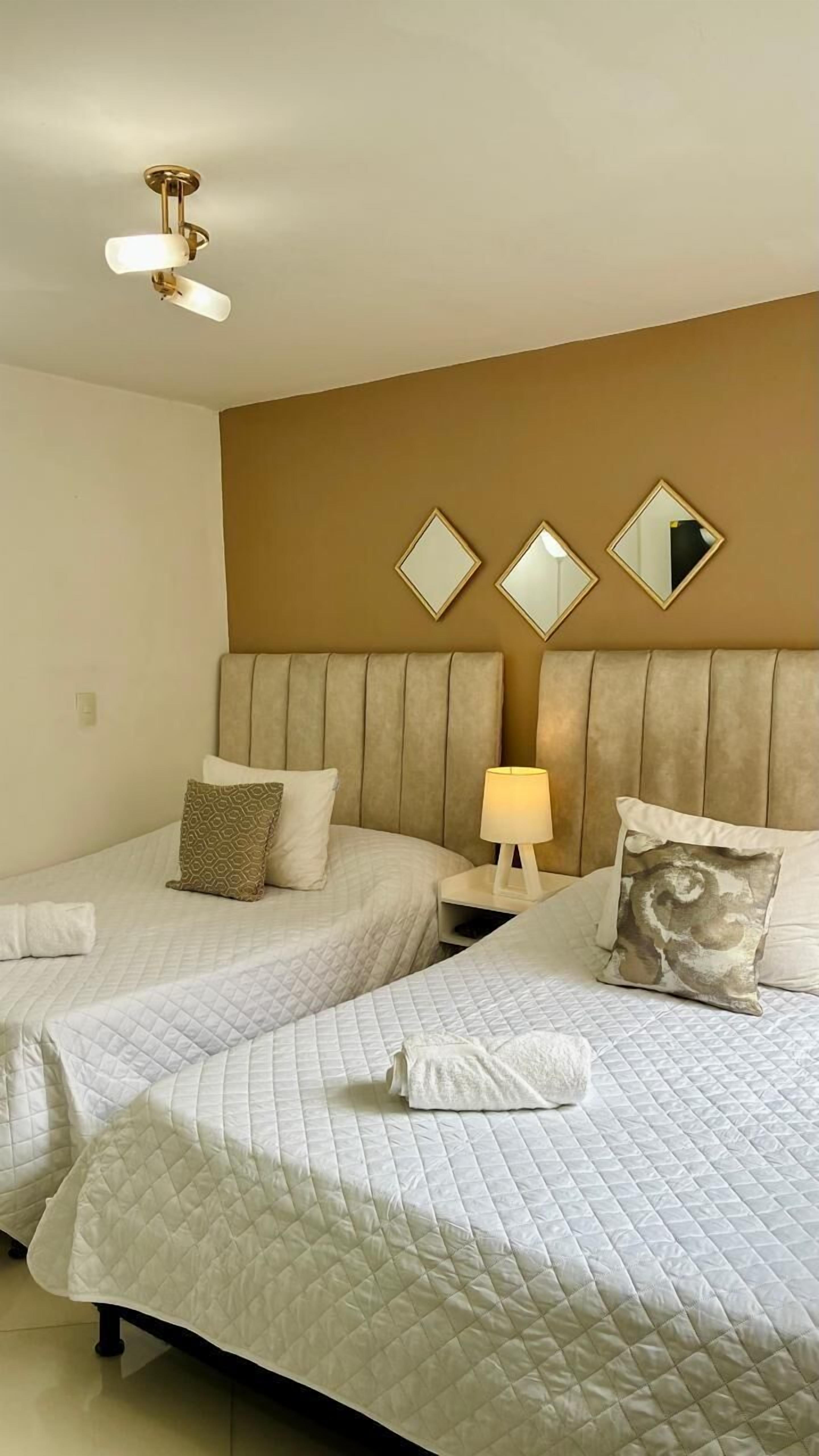 4 habitaciones, escritorio y tabla de planchar con plancha 