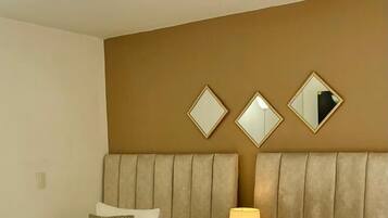 4 habitaciones, escritorio y tabla de planchar con plancha