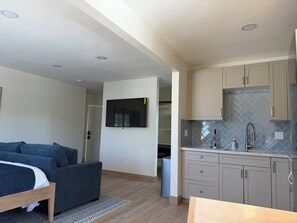 Een bureau, een strijkplank/strijkijzer, reisbedje, gratis wifi