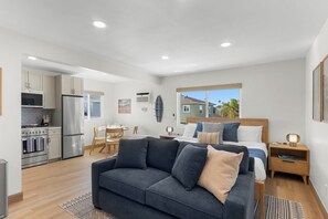 Smart TV - Pacific Tides 8 - Pacific Beach Coastal Studio w/ AC and Parking - Walk To Beach (San Diego)
