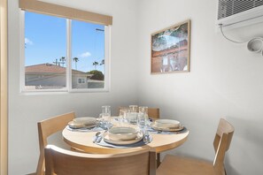 Dining - Pacific Tides 8 - Pacific Beach Coastal Studio w/ AC and Parking - Walk To Beach (San Diego)